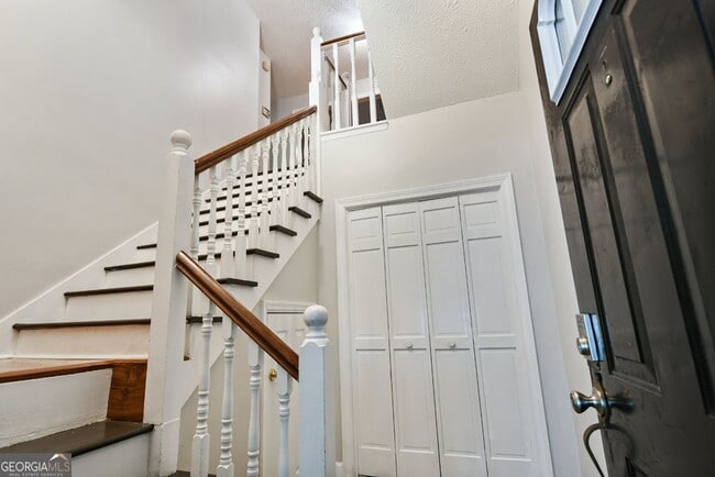 Building Photo - 1445 Oakridge Cir