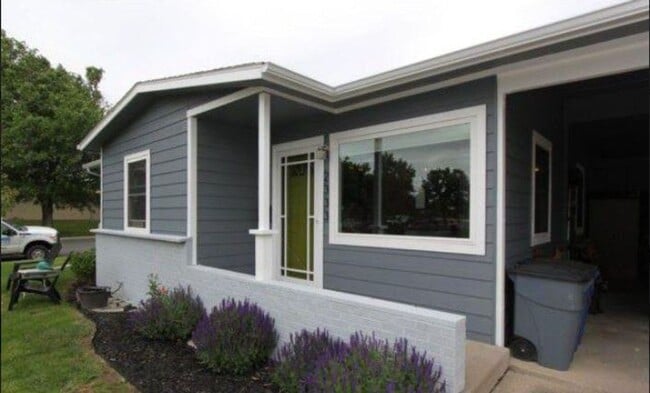 Building Photo - Updated 3 Bed Home with Vaulted Ceilings, Solar Panels & Large Corner Lot- $200 Lease Sign On Bonus!