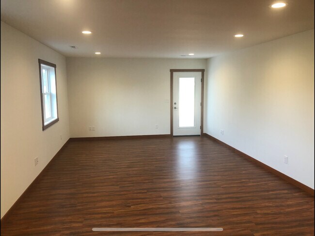 Foto del edificio - 1402 Maple Dr