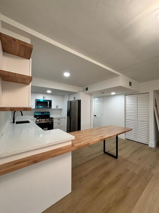 Foto del edificio - 10700 NW 7th St