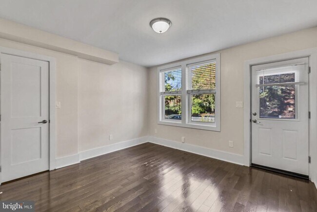Foto del edificio - 1100 Holbrook Terrace NE