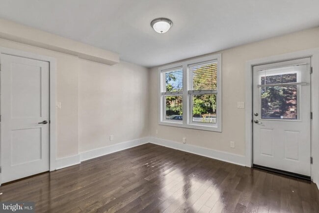 Building Photo - 1100 Holbrook Terrace NE