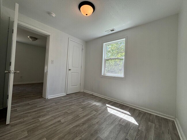 Building Photo - Recently Remodeled 4 Bedroom 1 Bathroom Av...