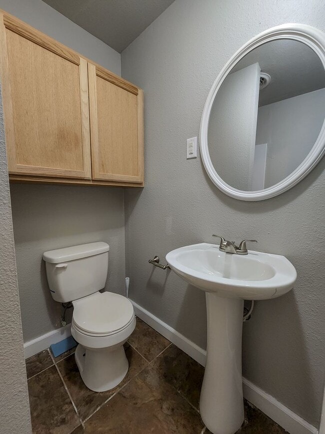 Building Photo - 3 Bedroom 2 Bath brick home in Shawnee
