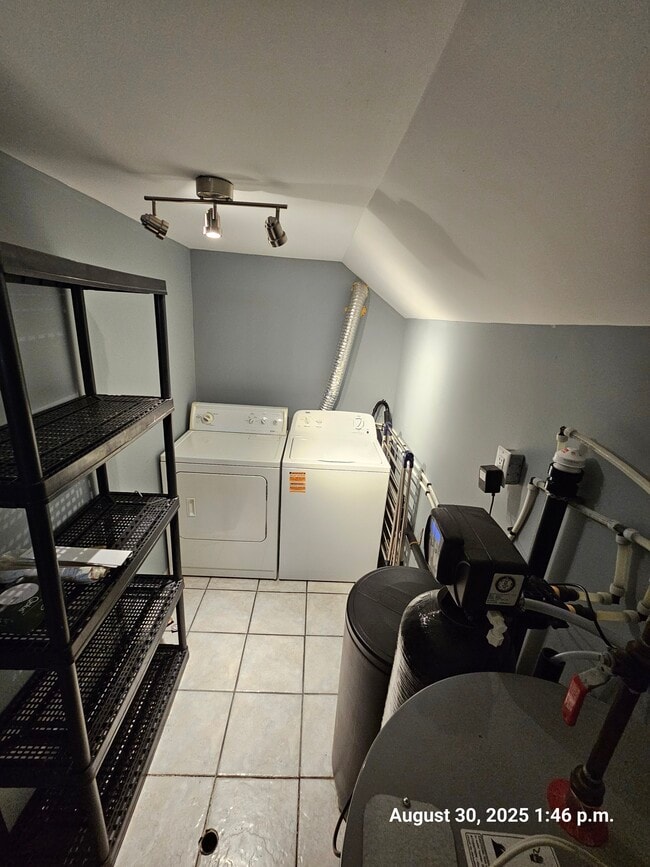 Building Photo - 7 Falesy Av