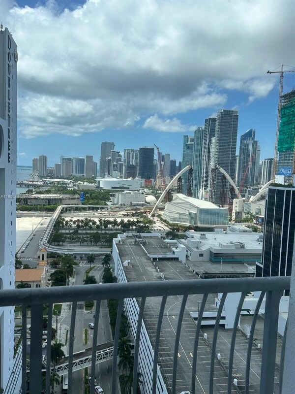 Building Photo - 1750 N Bayshore Dr