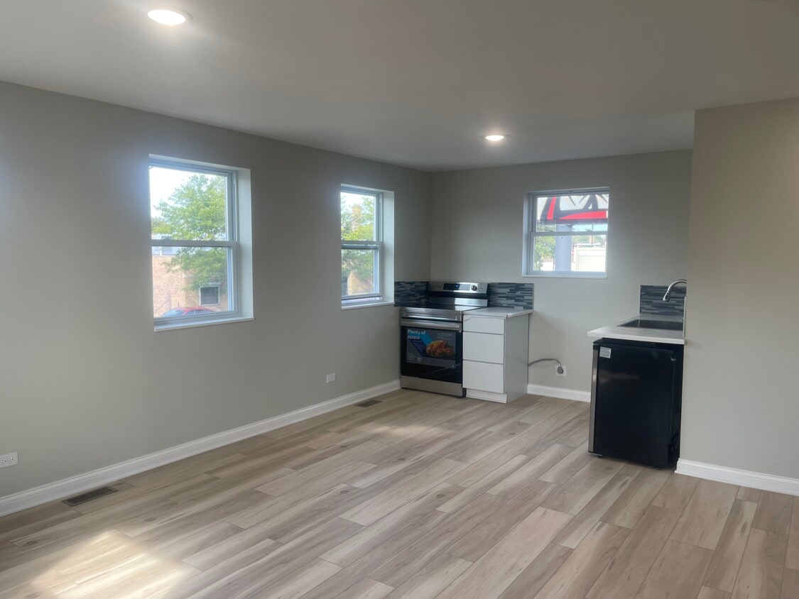 Foto principal - 4725 W Fullerton Ave