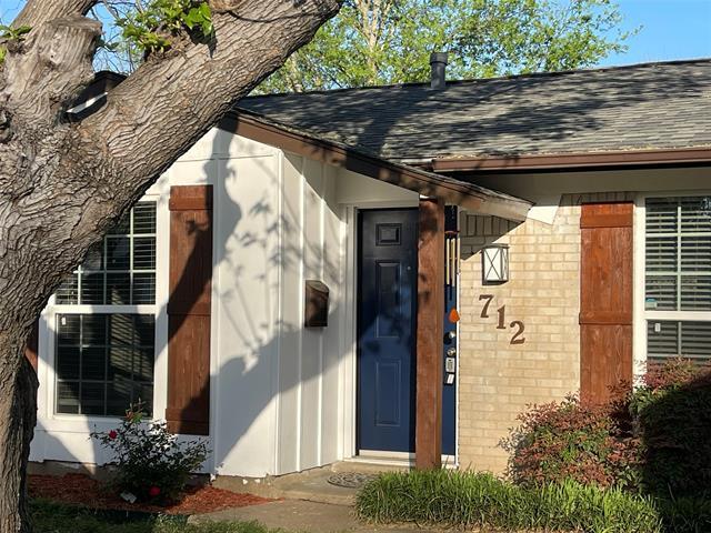 Building Photo - 712 SW Sunnybrook Dr