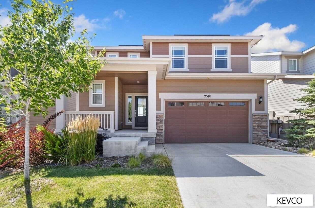 Foto principal - Sprawling Newer Construction Home