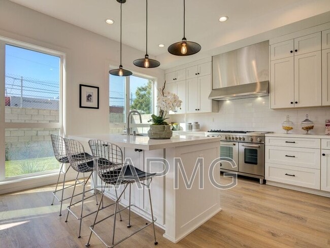 Building Photo - 6016 Comey Ave