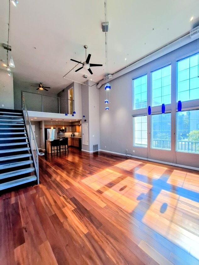 Primary Photo - Beautiful Second Floor Loft With Modern Fe...
