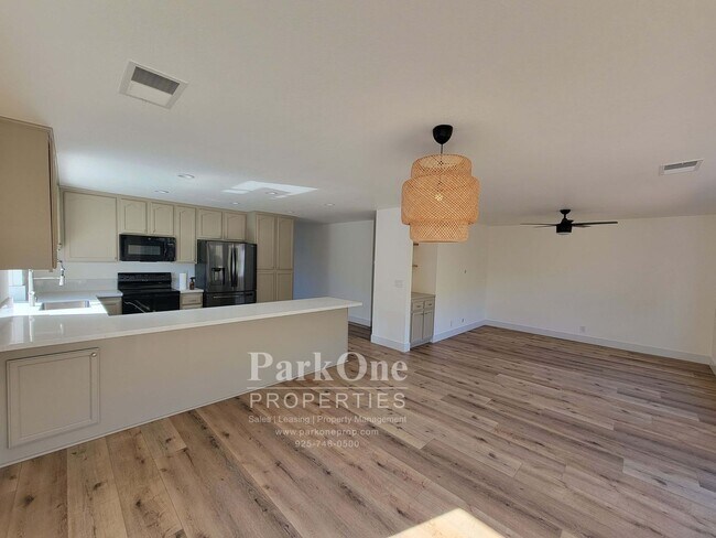 Foto del edificio - Spacious Updated Home with Expansive Private Yard