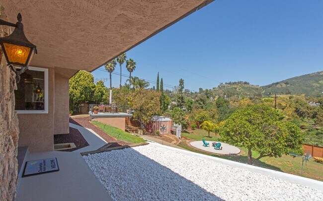 Foto del edificio - Solar 4 Bed home in Vista with Amazing vie...