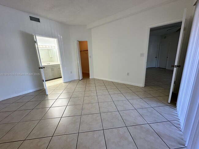 Foto del edificio - 2445 SW 18th Terrace