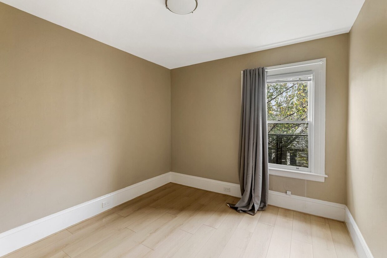 Primary Photo - #825 Full room in Oakland 3-bed / 1.0-bat