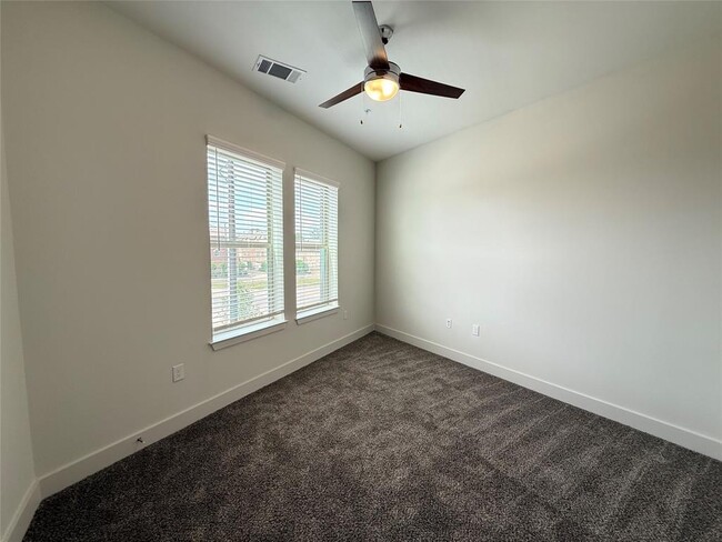 Building Photo - 641 W Crosstimbers St