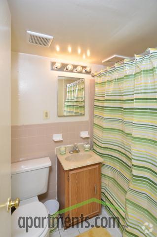 Bathroom - Wexford Manor Apartments