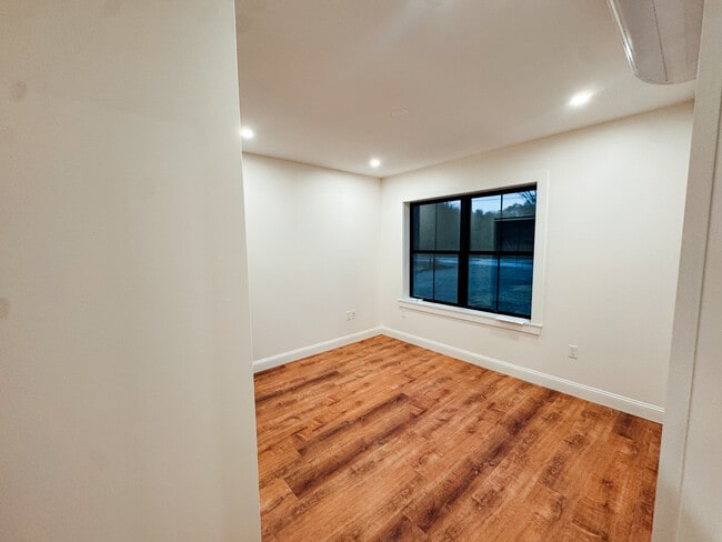 Foto del edificio - 99 King Rd