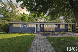 Building Photo - 804 Village Trail