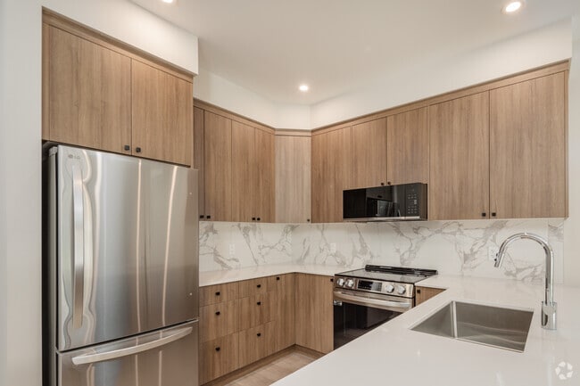1BR, 1BA w/Den - 627SF - Kitchen - Westview
