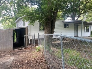 Building Photo - 687 Benton St