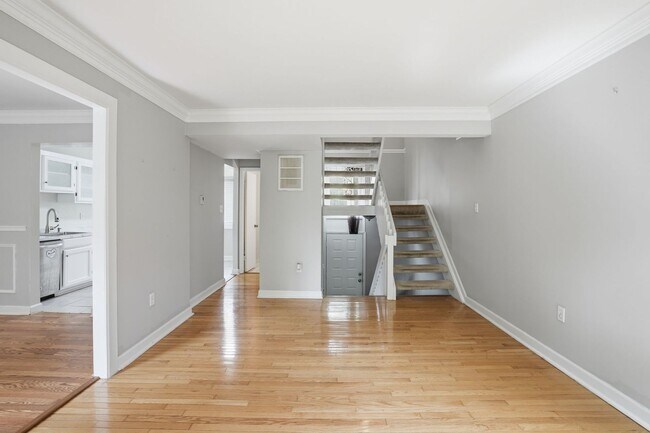 Foto del edificio - Nicely updated and spacious townhouse in the prestigious Lake Ridge community!
