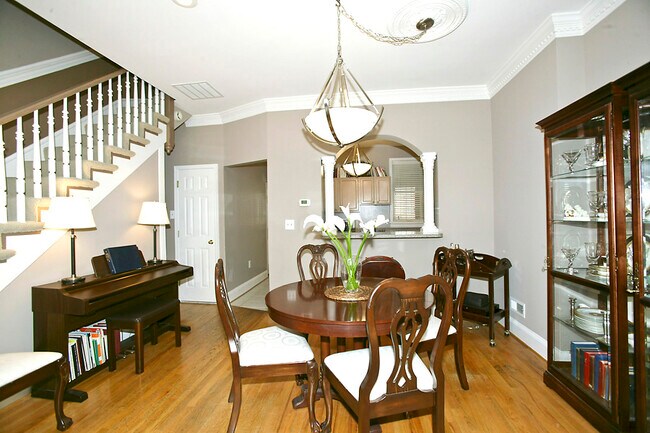 Building Photo - 720 G St NE