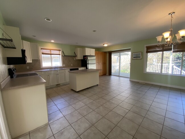 Building Photo - 6046 Montgomery Way