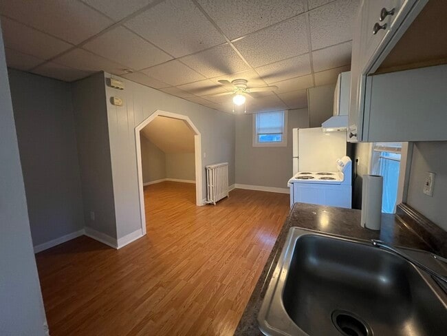 Building Photo - 552 Maple St