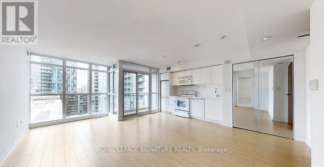 Building Photo - 10 Capreol Ct