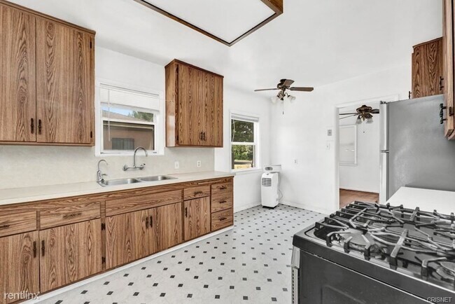Building Photo - 5 br, 3 bath House - 6612 Saloma Ave
