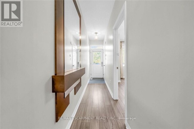 Photo du bâtiment - 70-70 Plains Rd W