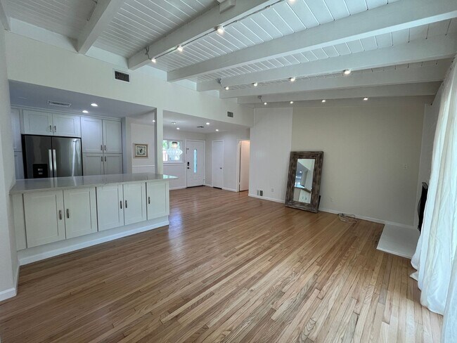 Foto del edificio - AVAILABLE NOW! Encino home w/all appliance...