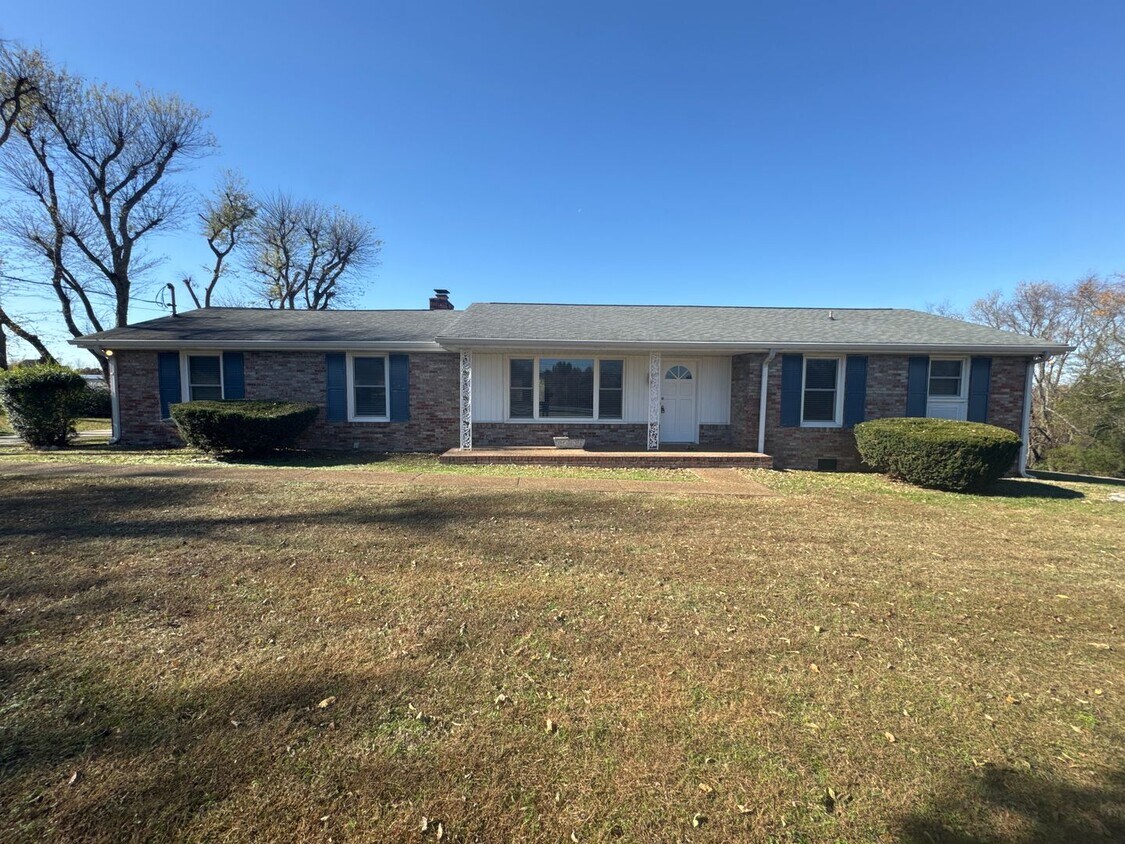 Primary Photo - Spacious Ranch-Style Living on 1.5 Acres –...