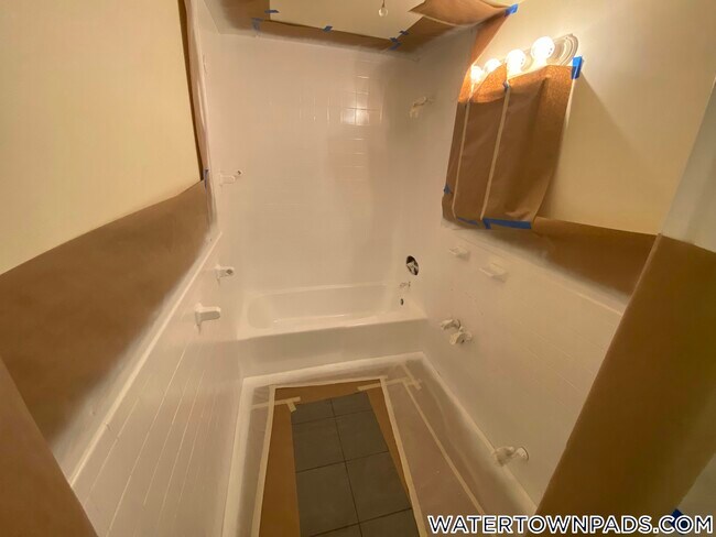 Building Photo - 16 Whites Ave