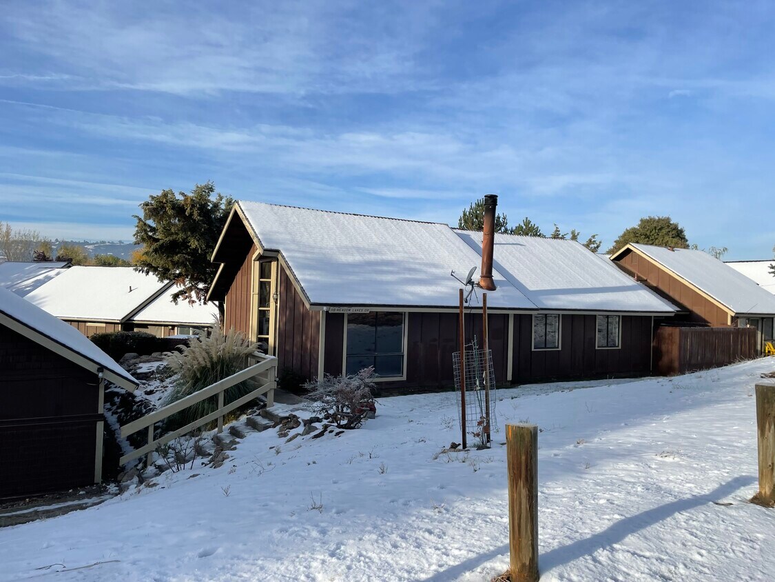 118 Meadow Lakes Dr Unit 118, Tehachapi, CA 93561 Condo for Rent in