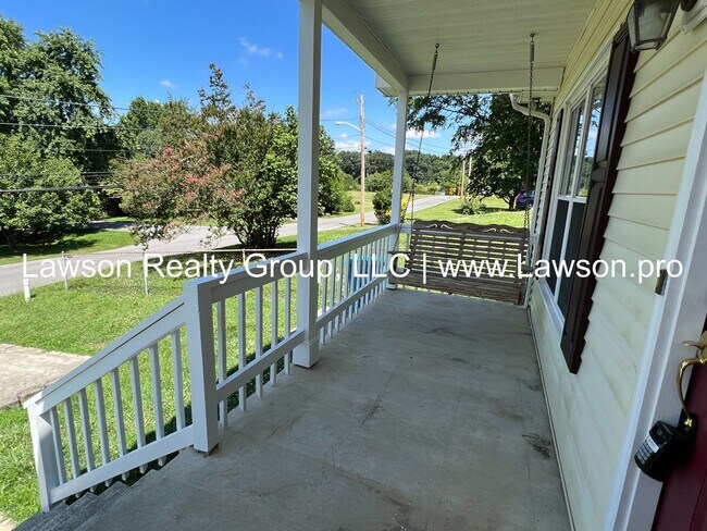 Building Photo - Charming Home - Convenient Location