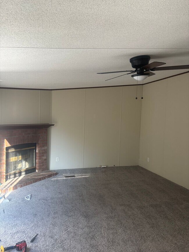 Foto del edificio - 3 bed 2 bath includes garden tub, patio, fireplace.