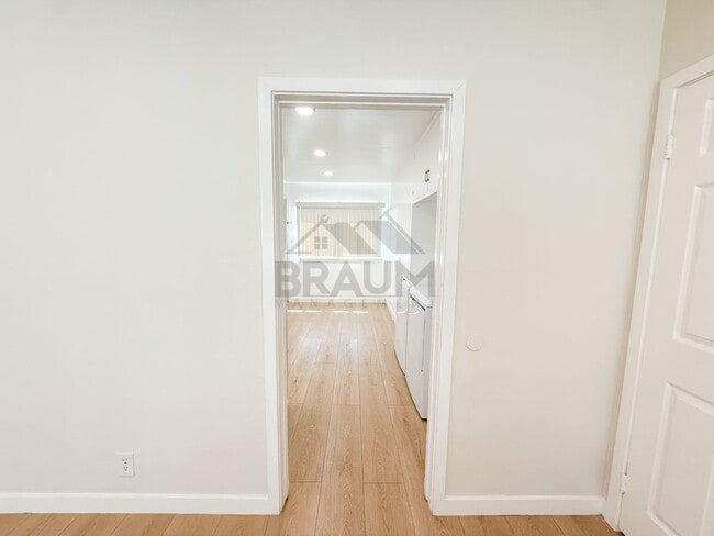 Building Photo - 15550 Vanowen St