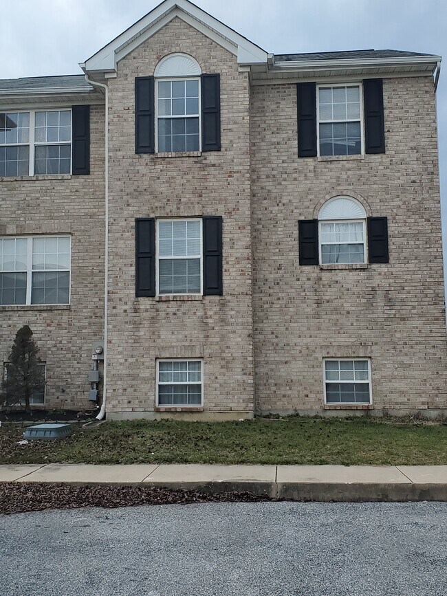 Building Photo - 327 Liborio Dr