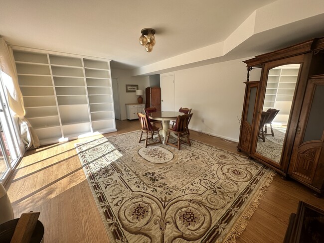 Foto del edificio - 9308 Cedar Ln