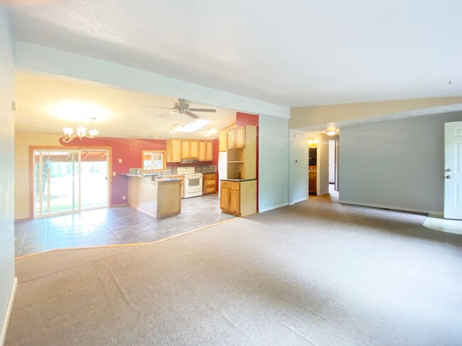 Building Photo - Rare Find!  Beautiful home and 5 Acre Hobb...