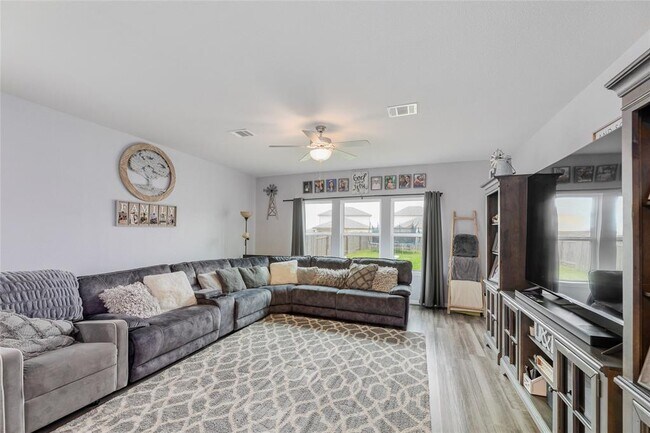 Foto del edificio - 425 Autumn Leaf Rd