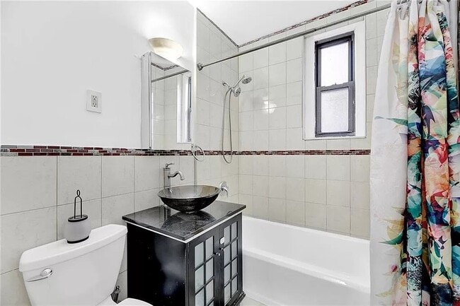 Building Photo - 657 E 26th St