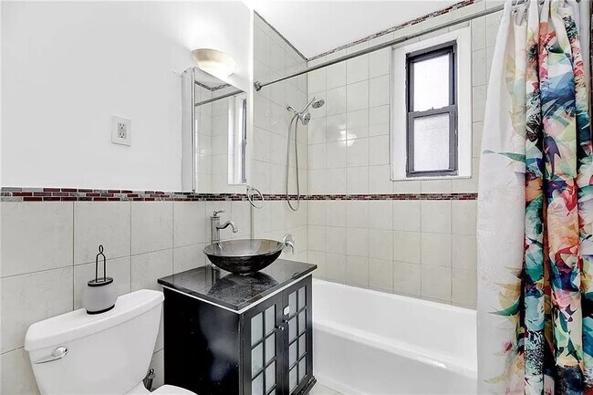 Foto del edificio - 657 E 26th St