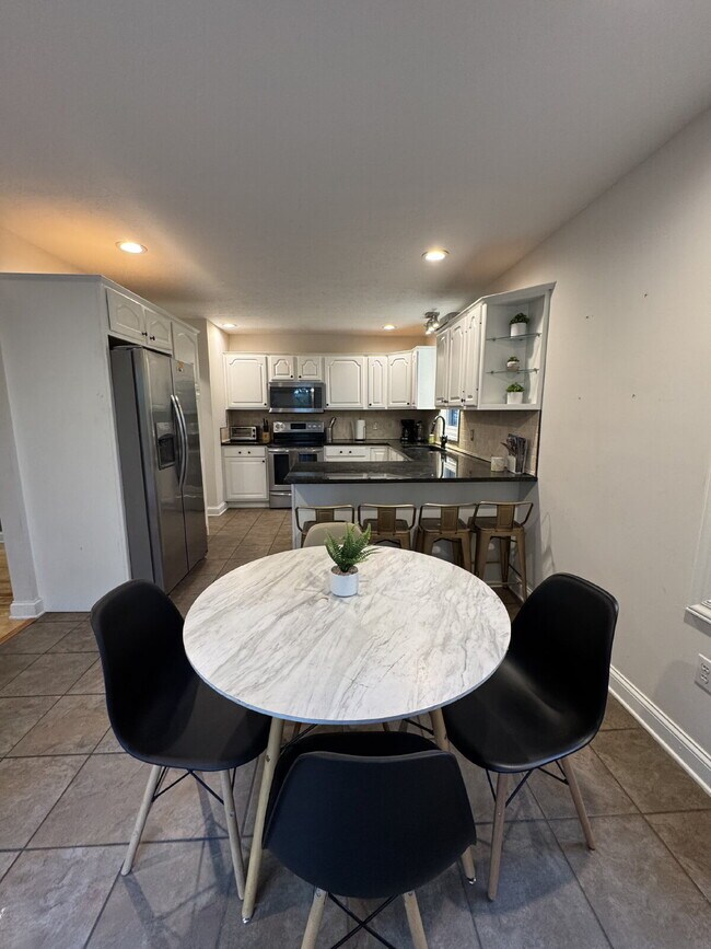 Foto del edificio - Fairview home 5 bedroom 3 1/2 bathroom home