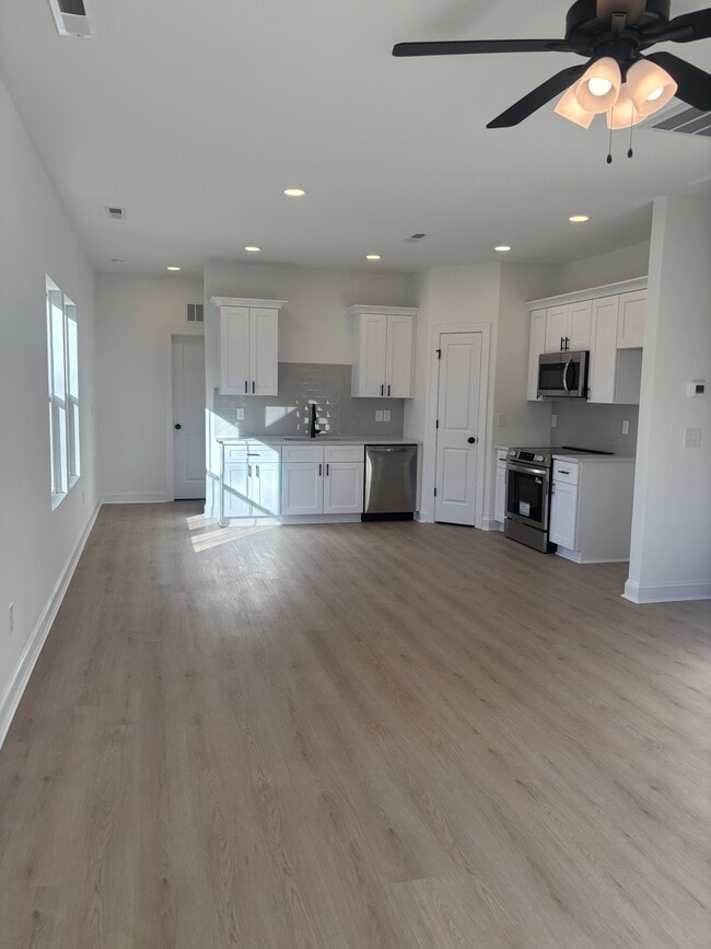 Building Photo - 1077 Gibson St