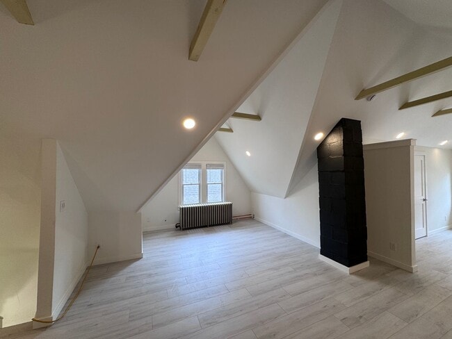 Building Photo - Unicorn Unit