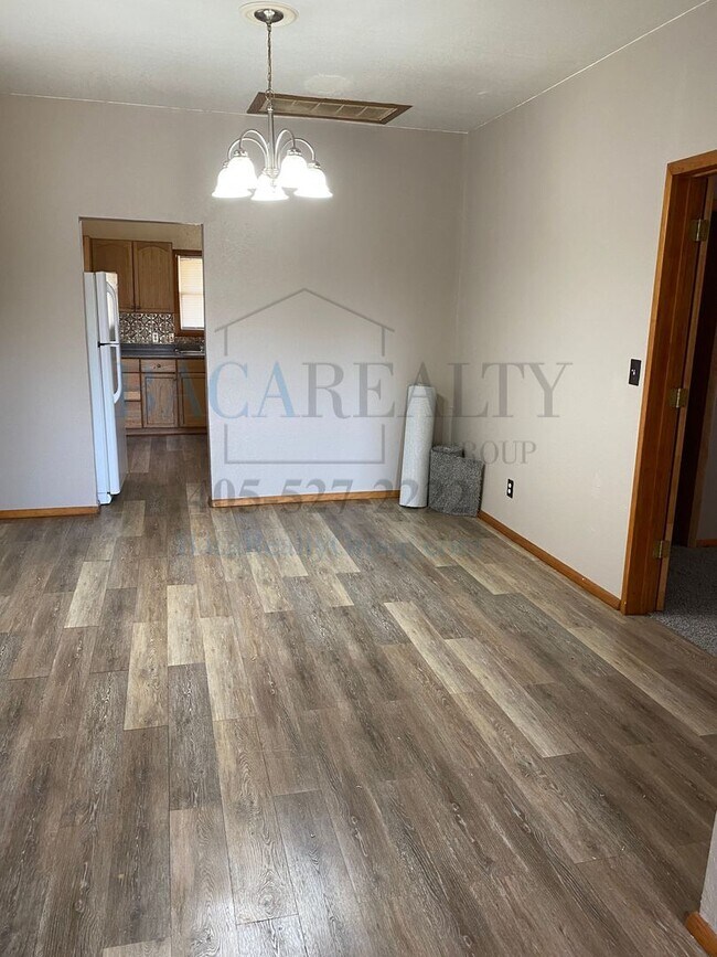 Building Photo - 3BR 1BA house on large lot!
