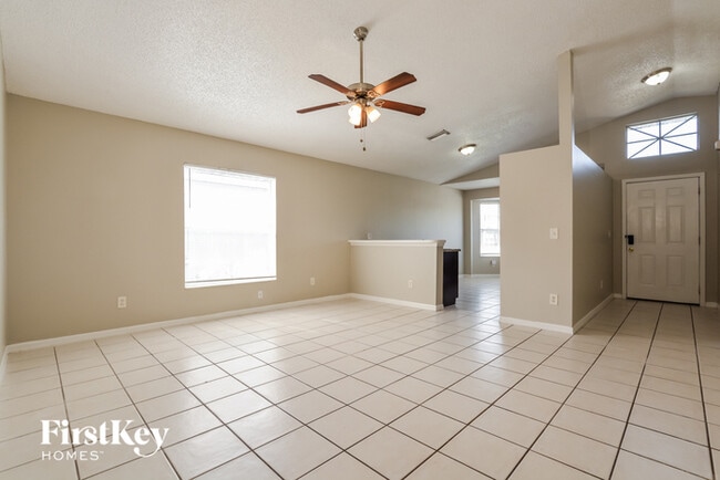 Foto del edificio - 7543 Groveoak Dr